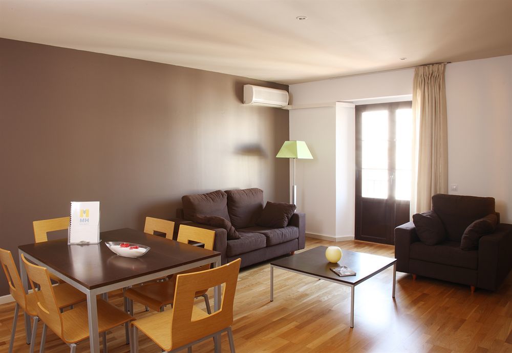 Mh Apartments Ramblas Barselona Oda fotoğraf